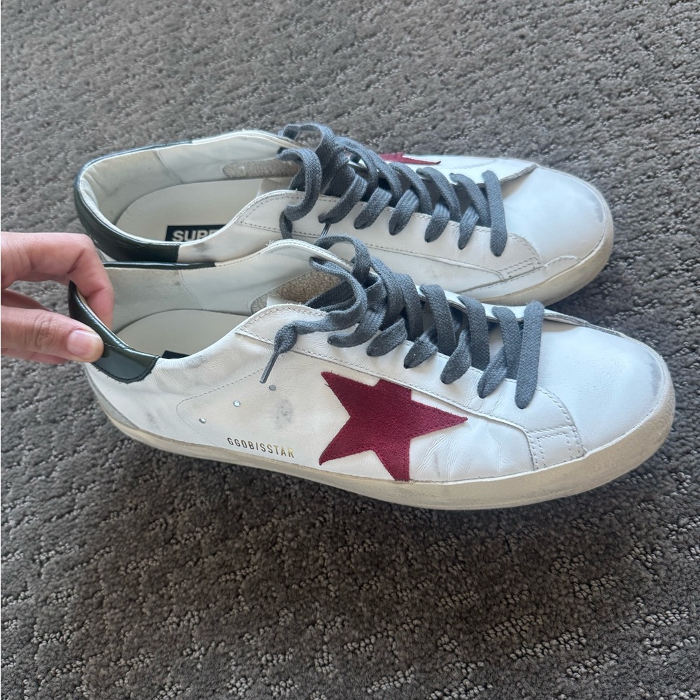 Like new Men’s golden goose. Only worn once!!